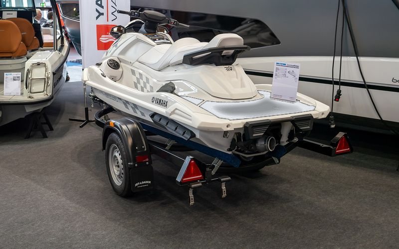 Moto de agua blanca con piso EVA gris claro en la plataforma (simulación de color)