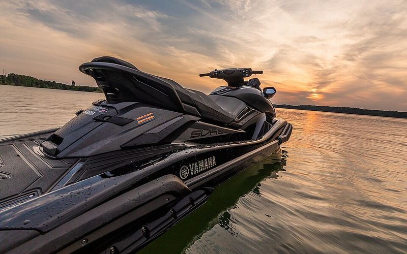 Moto de agua Yamaha en el lago al atardecer con piso antideslizante