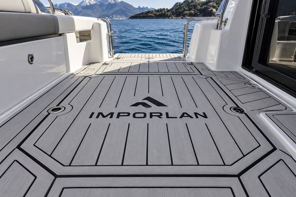 Simulación de piso EVA gris claro con el logo «Imporlan» grabado