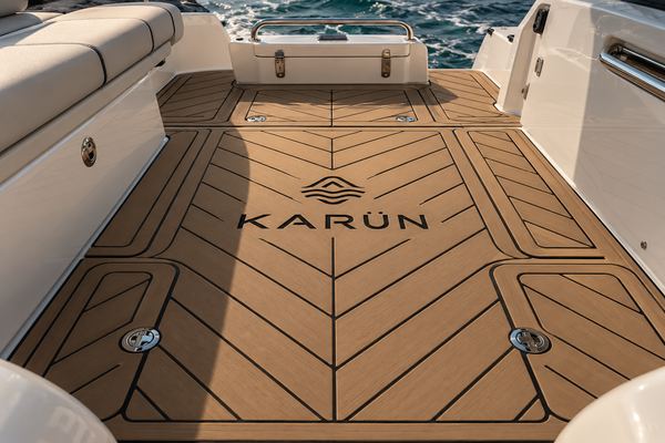 Simulación de piso EVA café claro con el logo «Karün» grabado