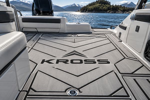 Simulación de piso EVA gris claro con el logo «Kross» grabado