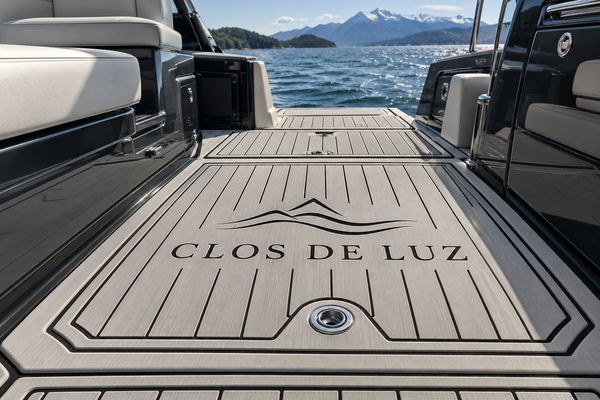 Simulación de piso EVA gris claro con el logo «Clos de Luz» grabado